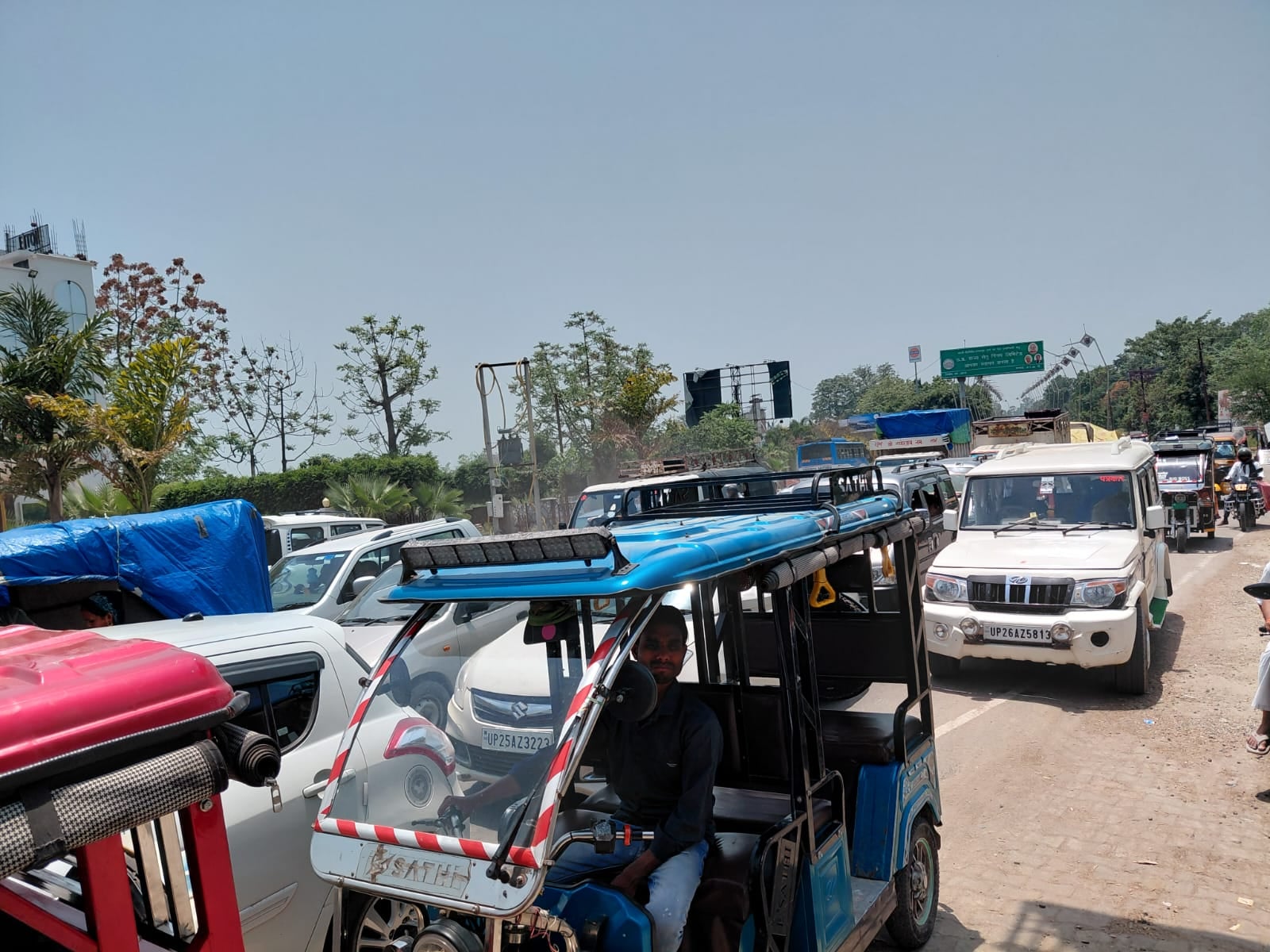 रोडवेज पर बच्चों की बुकिंग करता मैजिक चालक। संवाद