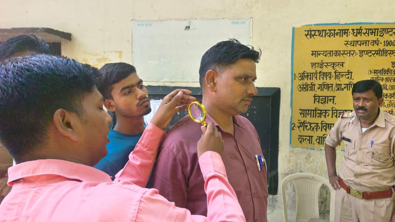 राजकीय इंटर कॉलेज गेट पर उतरवा कर लटकाया गया ताबीज। संवाद