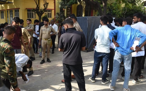 राजधानी में सोमवार को 55 केंद्रों पर पुलिस सिपाही भर्ती की लिखित परीक्षा दो पालियों में आयोजित राजधानी में सोमवार को 55 केंद्रों पर पुलिस सिपाही भर्ती की लिखित परीक्षा दो पालियों में आयोजित