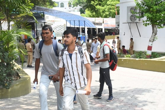राजधानी में सोमवार को 55 केंद्रों पर पुलिस सिपाही भर्ती की लिखित परीक्षा दो पालियों में आयोजित राजधानी में सोमवार को 55 केंद्रों पर पुलिस सिपाही भर्ती की लिखित परीक्षा दो पालियों में आयोजित