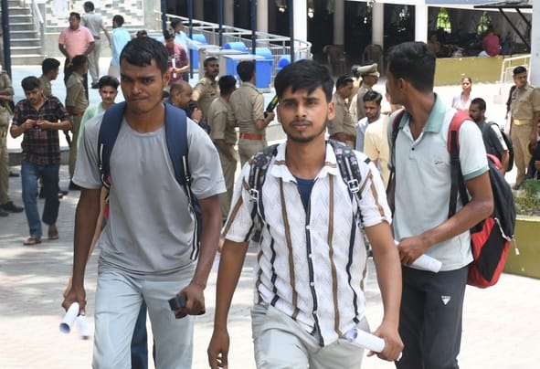 राजधानी में सोमवार को 55 केंद्रों पर पुलिस सिपाही भर्ती की लिखित परीक्षा दो पालियों में आयोजित राजधानी में सोमवार को 55 केंद्रों पर पुलिस सिपाही भर्ती की लिखित परीक्षा दो पालियों में आयोजित