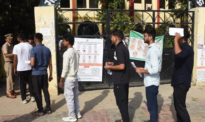 राजधानी में सोमवार को 55 केंद्रों पर पुलिस सिपाही भर्ती की लिखित परीक्षा दो पालियों में आयोजित राजधानी में सोमवार को 55 केंद्रों पर पुलिस सिपाही भर्ती की लिखित परीक्षा दो पालियों में आयोजित