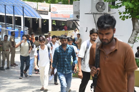 राजधानी में सोमवार को 55 केंद्रों पर पुलिस सिपाही भर्ती की लिखित परीक्षा दो पालियों में आयोजित राजधानी में सोमवार को 55 केंद्रों पर पुलिस सिपाही भर्ती की लिखित परीक्षा दो पालियों में आयोजित