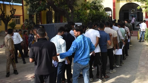 राजधानी में सोमवार को 55 केंद्रों पर पुलिस सिपाही भर्ती की लिखित परीक्षा दो पालियों में आयोजित राजधानी में सोमवार को 55 केंद्रों पर पुलिस सिपाही भर्ती की लिखित परीक्षा दो पालियों में आयोजित