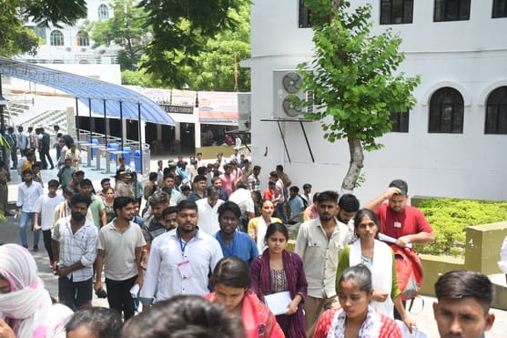 राजधानी में सोमवार को 55 केंद्रों पर पुलिस सिपाही भर्ती की लिखित परीक्षा दो पालियों में आयोजित राजधानी में सोमवार को 55 केंद्रों पर पुलिस सिपाही भर्ती की लिखित परीक्षा दो पालियों में आयोजित