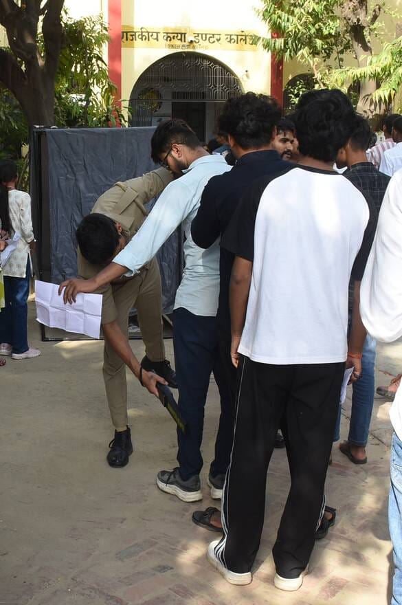 राजधानी में सोमवार को 55 केंद्रों पर पुलिस सिपाही भर्ती की लिखित परीक्षा दो पालियों में आयोजित राजधानी में सोमवार को 55 केंद्रों पर पुलिस सिपाही भर्ती की लिखित परीक्षा दो पालियों में आयोजित