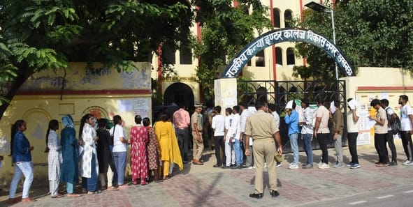राजधानी में सोमवार को 55 केंद्रों पर पुलिस सिपाही भर्ती की लिखित परीक्षा दो पालियों में आयोजित राजधानी में सोमवार को 55 केंद्रों पर पुलिस सिपाही भर्ती की लिखित परीक्षा दो पालियों में आयोजित