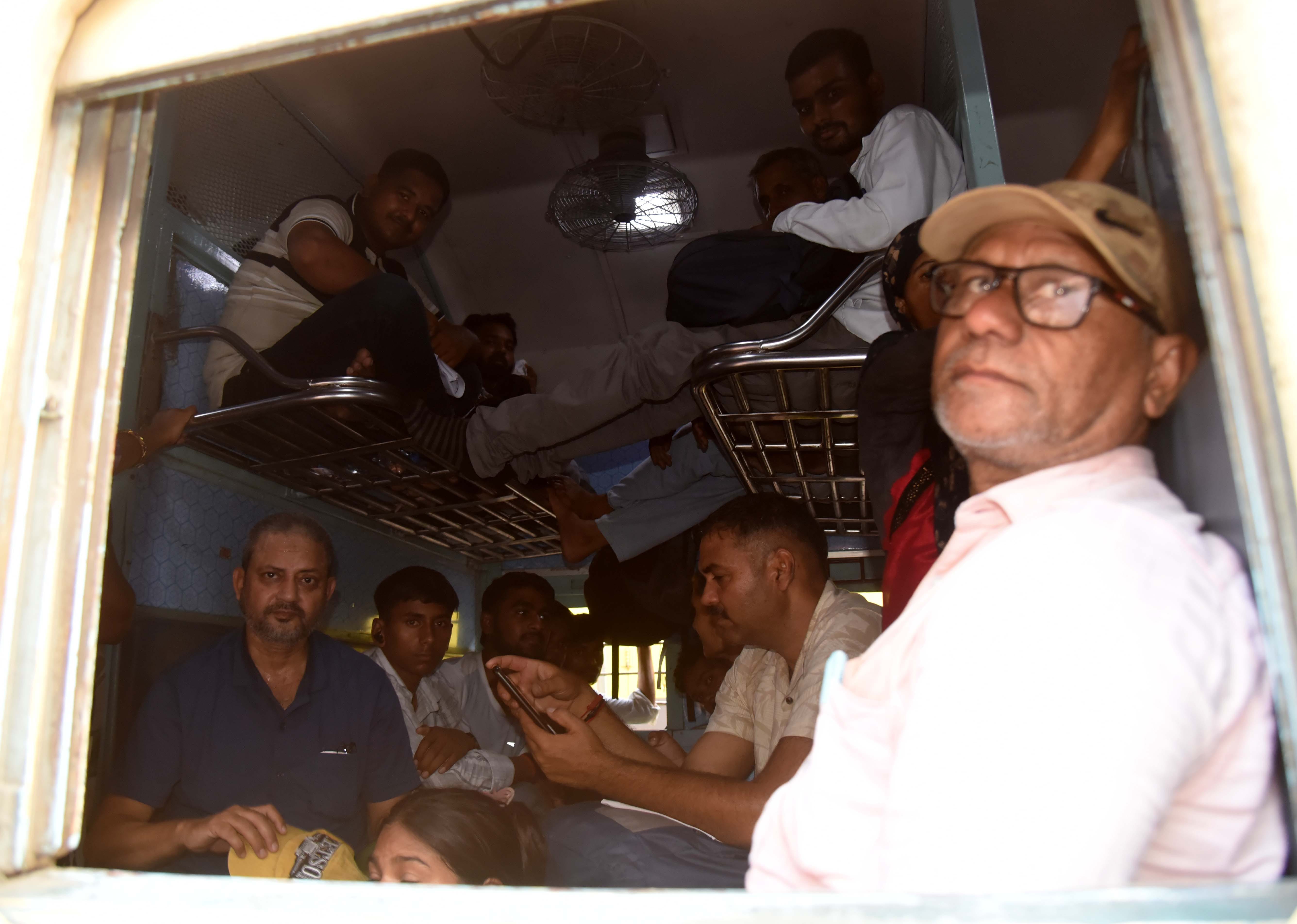 रेलवे स्टेशन और ट्रेनों में उमड़ी भीड़। रेलवे स्टेशन और ट्रेनों में उमड़ी भीड़।