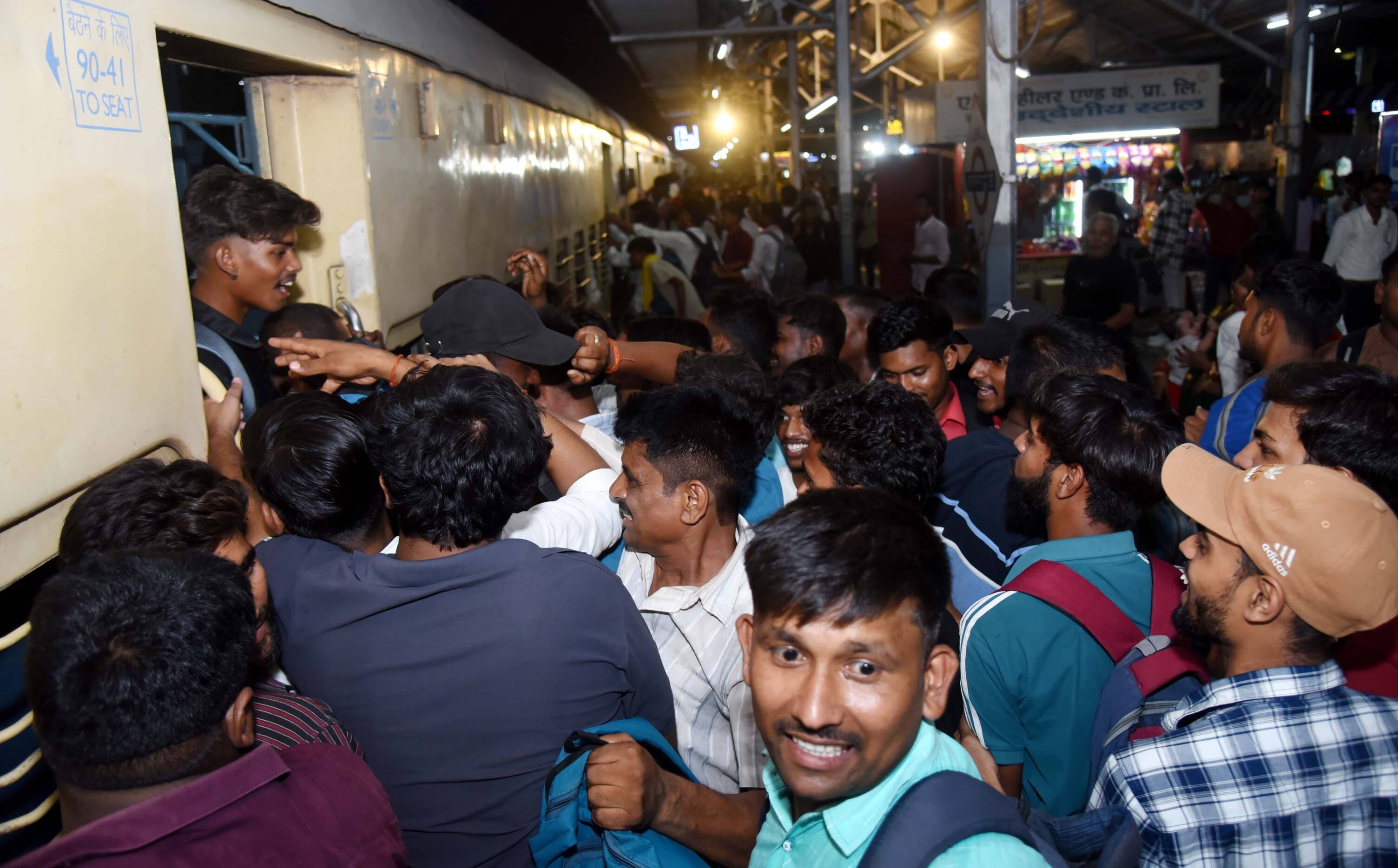 रेलवे स्टेशन और ट्रेनों में उमड़ी भीड़। रेलवे स्टेशन और ट्रेनों में उमड़ी भीड़।