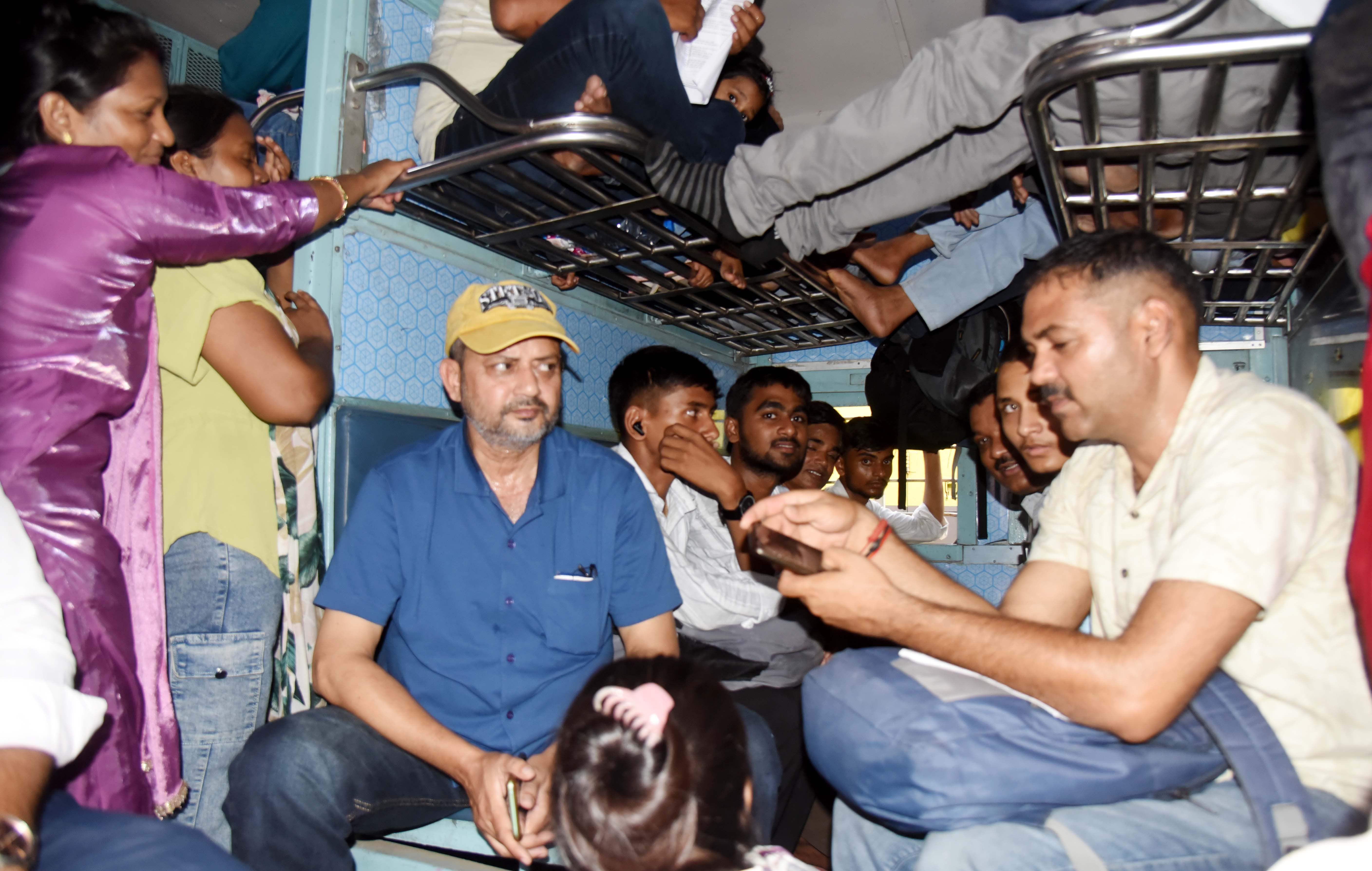 रेलवे स्टेशन और ट्रेनों में उमड़ी भीड़। रेलवे स्टेशन और ट्रेनों में उमड़ी भीड़।