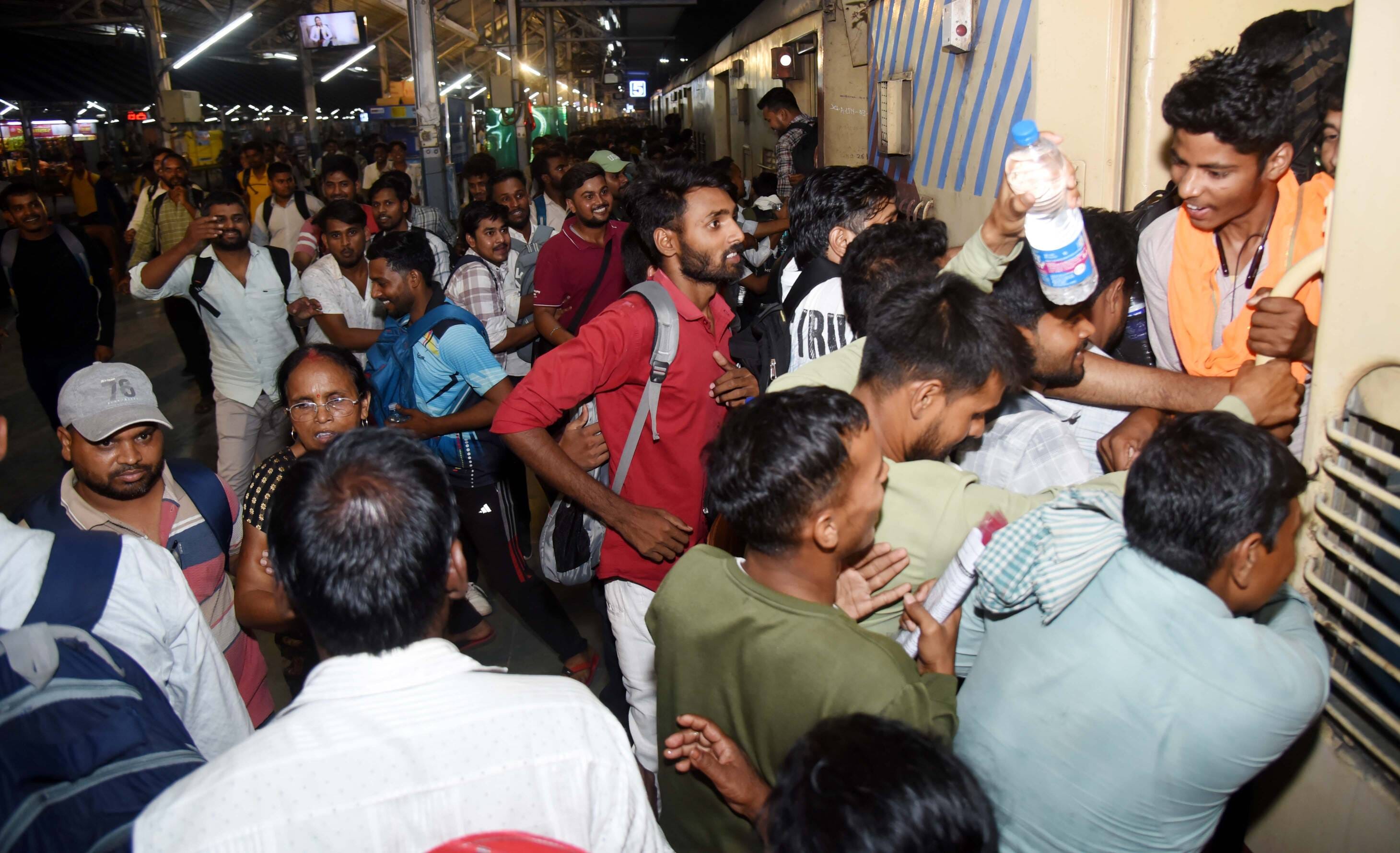 रेलवे स्टेशन और ट्रेनों में उमड़ी भीड़। रेलवे स्टेशन और ट्रेनों में उमड़ी भीड़।
