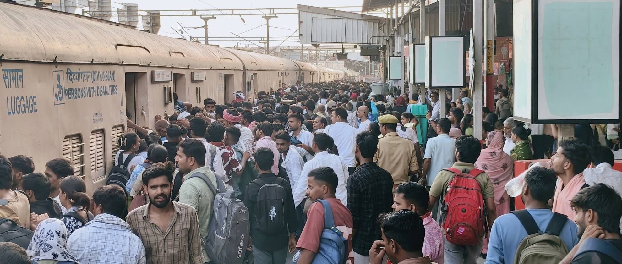रेलवे स्टेशन और ट्रेनों में उमड़ी भीड़। रेलवे स्टेशन और ट्रेनों में उमड़ी भीड़।