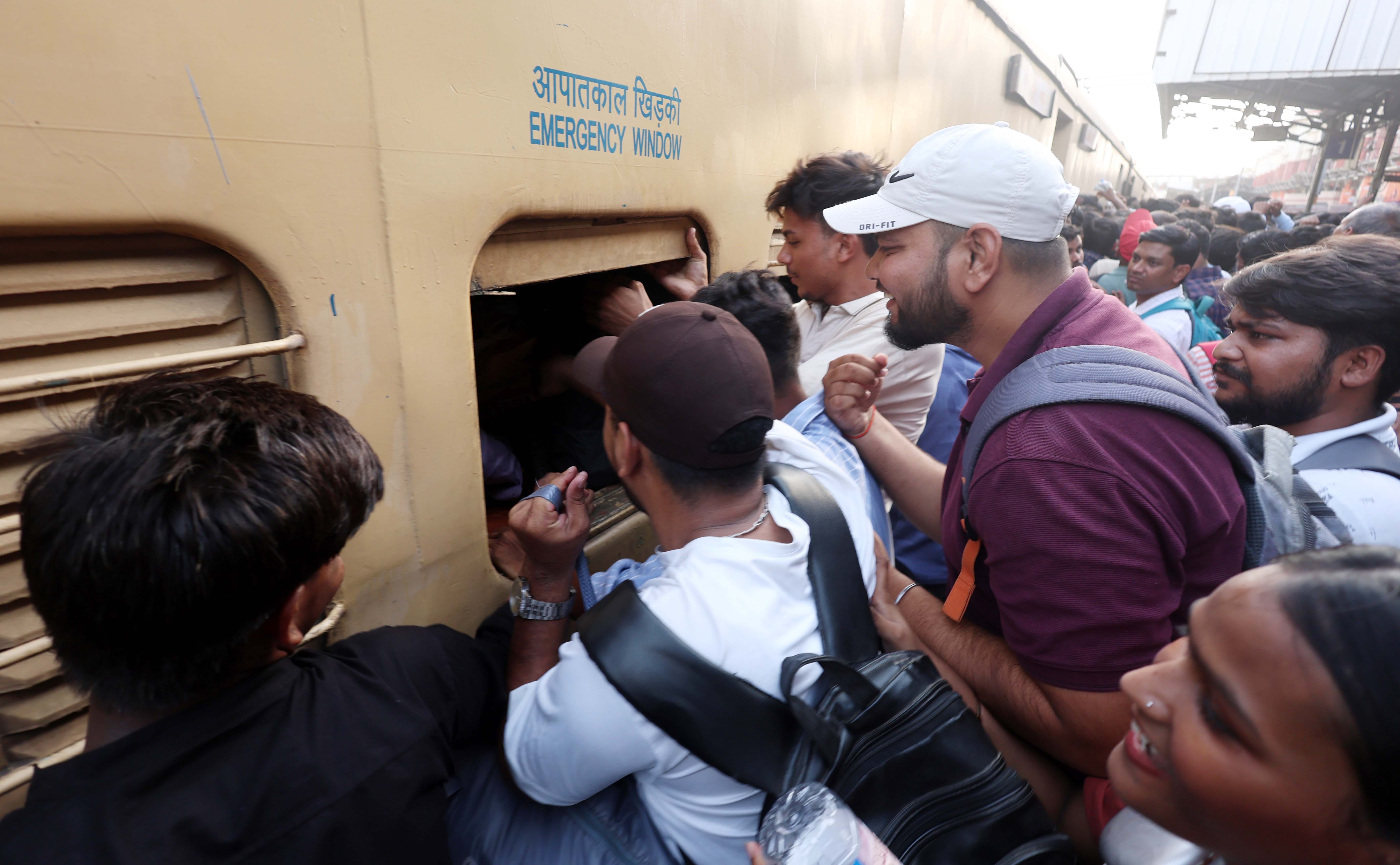 रेलवे स्टेशन और ट्रेनों में उमड़ी भीड़। रेलवे स्टेशन और ट्रेनों में उमड़ी भीड़।
