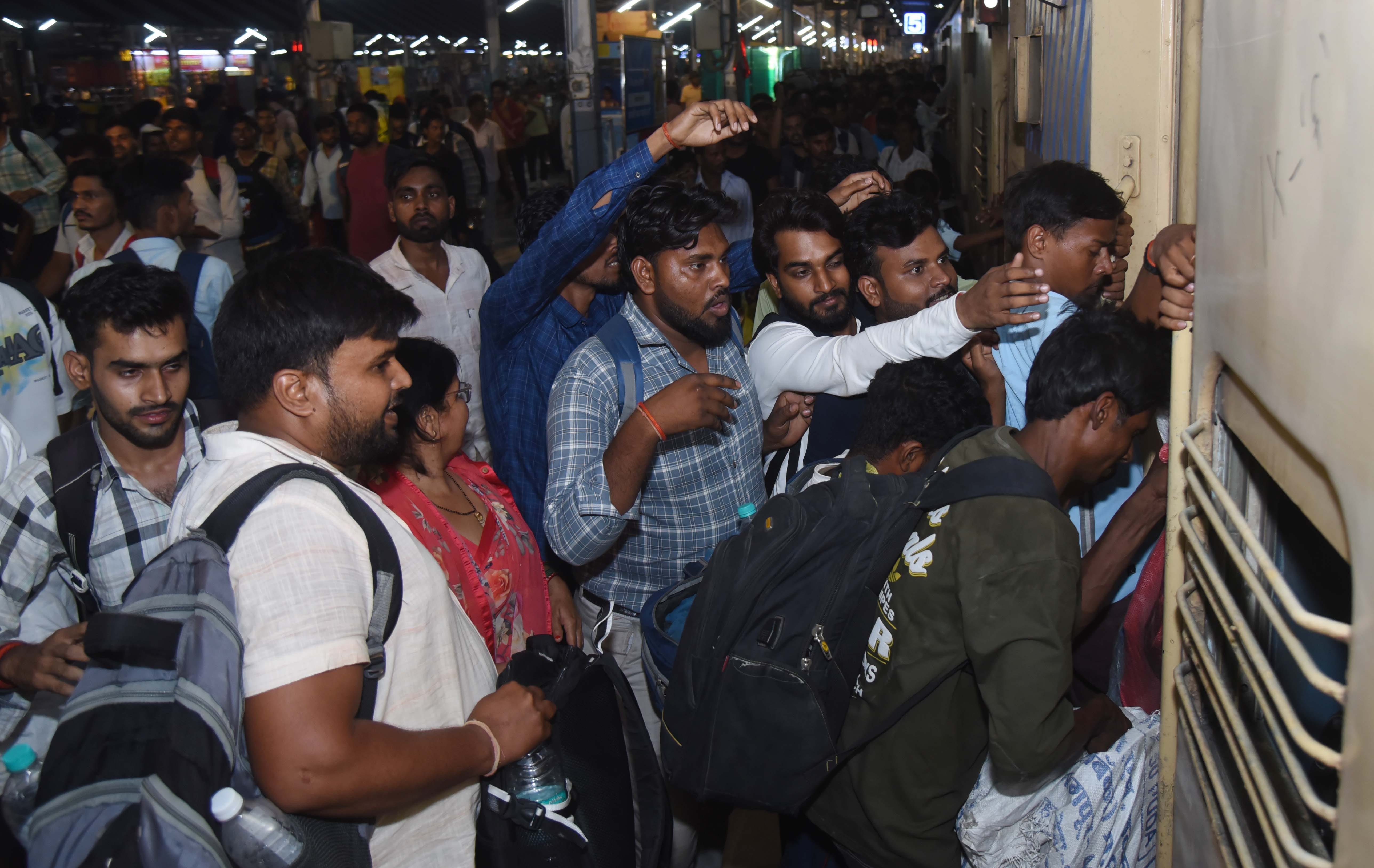 रेलवे स्टेशन और ट्रेनों में उमड़ी भीड़। रेलवे स्टेशन और ट्रेनों में उमड़ी भीड़।