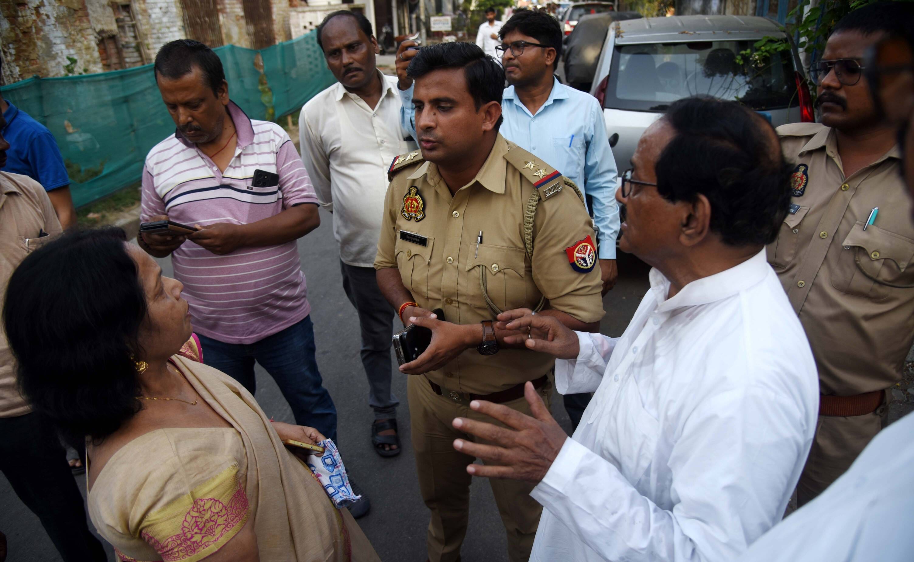 स्कूल के बाहर खड़े प्रबंधन के लोग और शिक्षक।