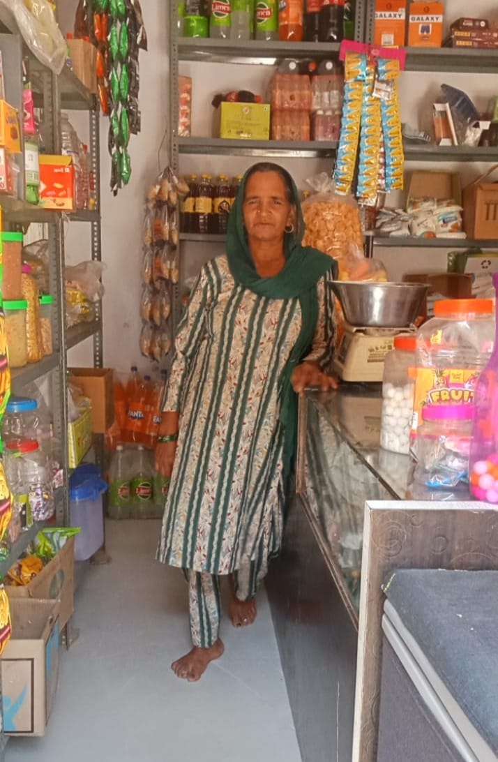 सिलाई का काम करतीं ममता रानी। स्वयं सिलाई का काम करतीं ममता रानी। स्वयं