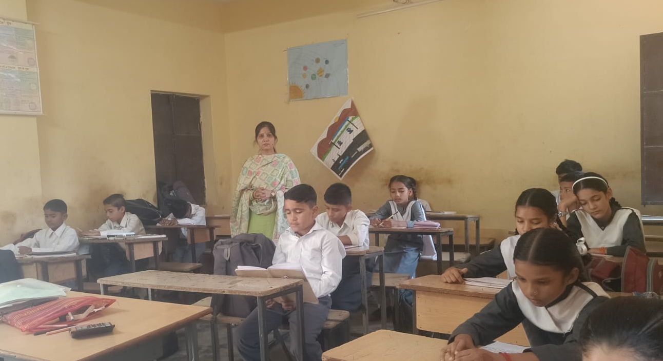सिरमौर के ग्रीष्मकालीन स्कूल खुलने पर कक्षा का संचालन करती शिक्षिका। संवाद सिरमौर के ग्रीष्मकालीन स्कूल खुलने पर कक्षा का संचालन करती शिक्षिका। संवाद