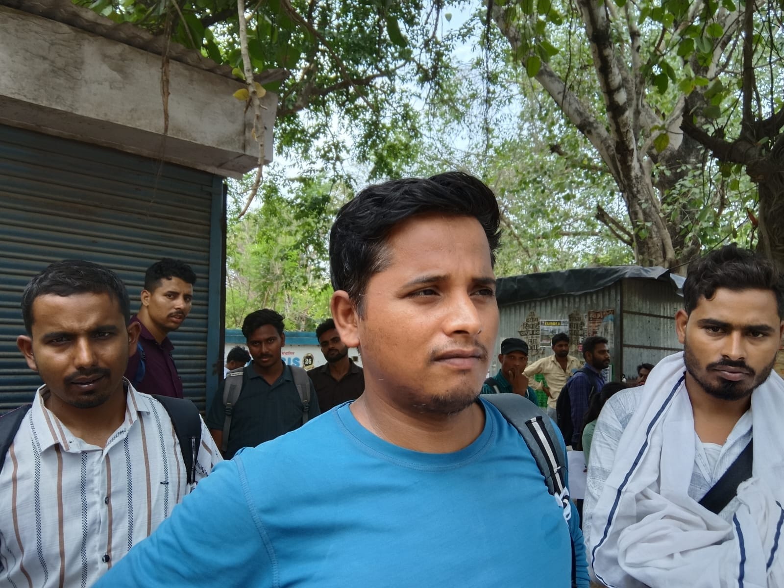 सड़क किनारे पन्नी डालकर नींद पूरी करते अभ्यर्थी। संवाद