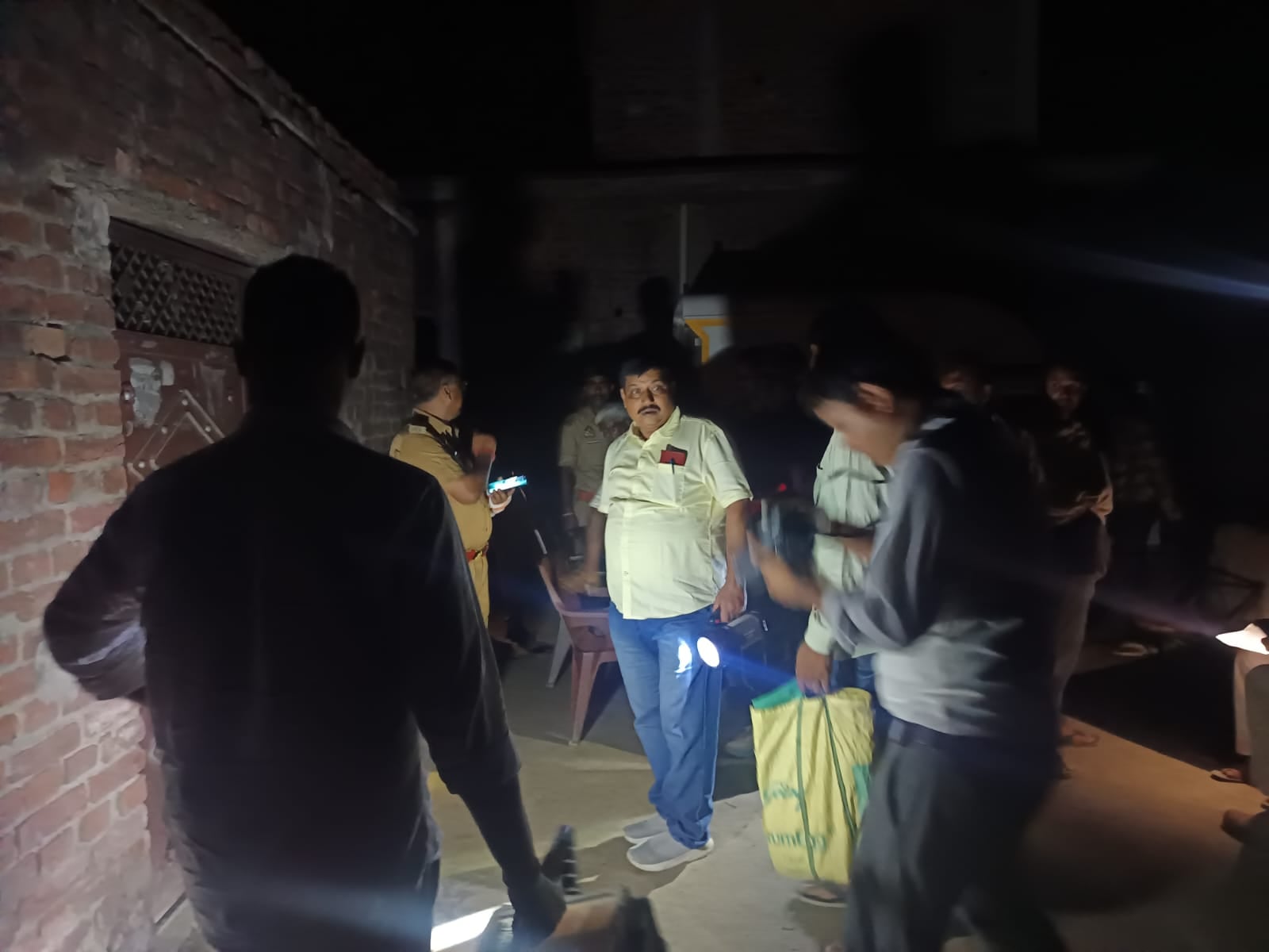 सेवरही के देवनारायण टोला पर घटना स्थल पर तैनात पुलिसकर्मी।संवाद