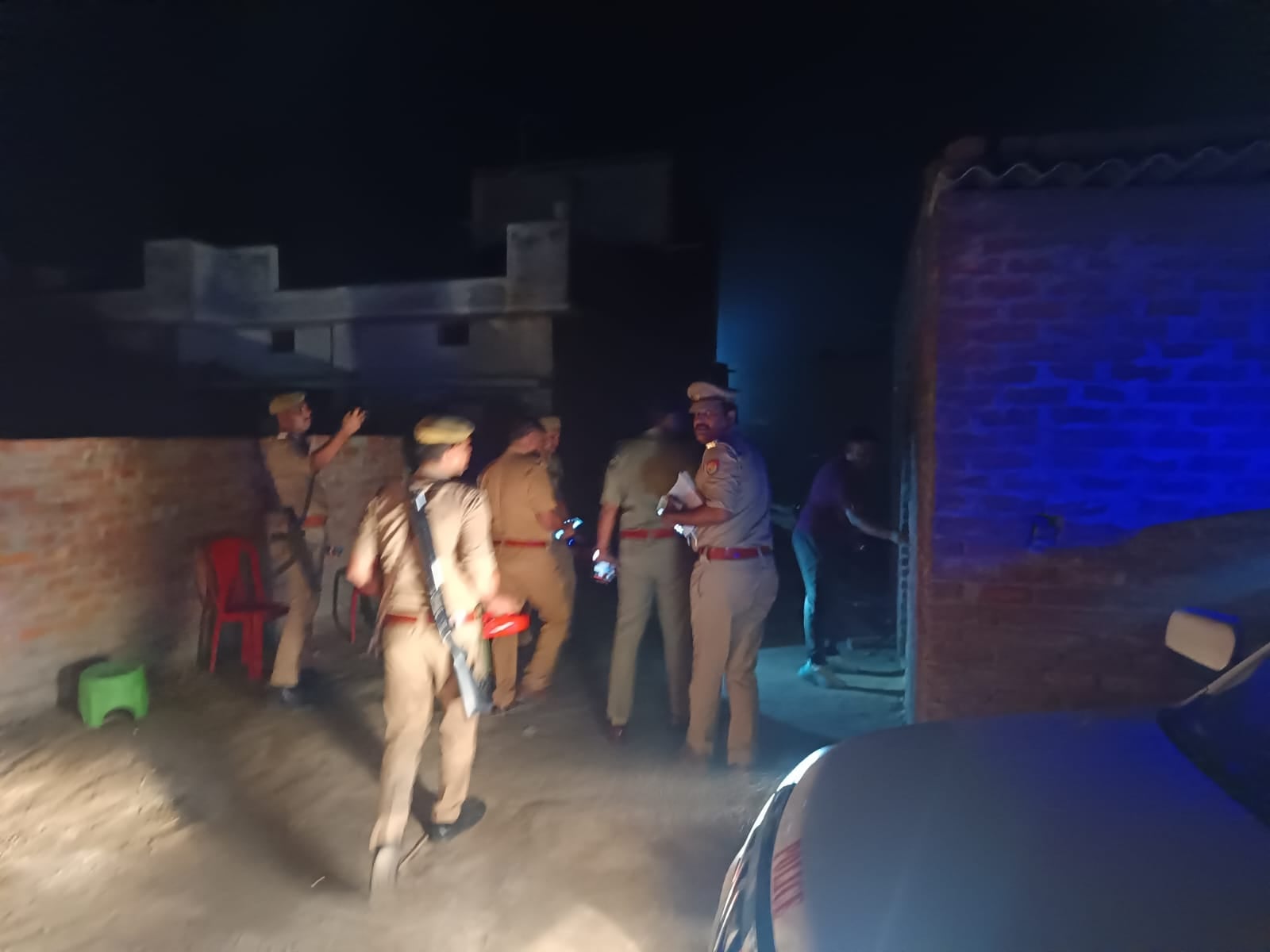 सेवरही के देवनारायण टोला पर घटना स्थल पर तैनात पुलिसकर्मी।संवाद