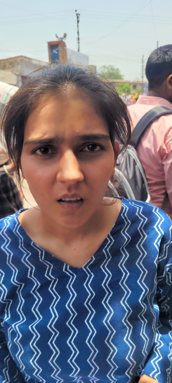शहर के अविनाशी सहाय आर्य इंटर कॉलेज से पुलिस आरक्षी भर्ती की परीक्षा देकर बाहर निकलते अभ्यर्थी। शहर के अविनाशी सहाय आर्य इंटर कॉलेज से पुलिस आरक्षी भर्ती की परीक्षा देकर बाहर निकलते अभ्यर्थी।