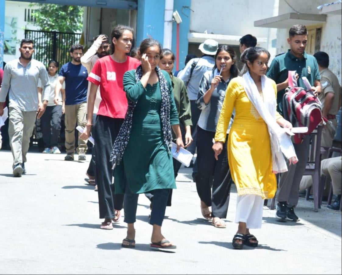 शहर के वीवी इंटर कॉलेज में यूपी पुलिस परीक्षा के दौरान अभ्यर्थियों की आई स्कैनिंग करते कर्मच
