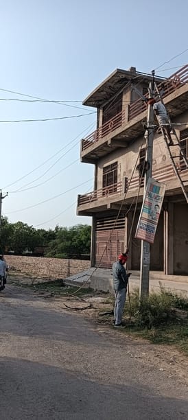 तेलीबाग में प्रदर्शन करते उपभोक्ता और केबल में आग लगने की घटनाएं। 