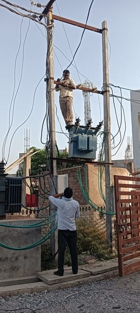 तेलीबाग में प्रदर्शन करते उपभोक्ता और केबल में आग लगने की घटनाएं। 