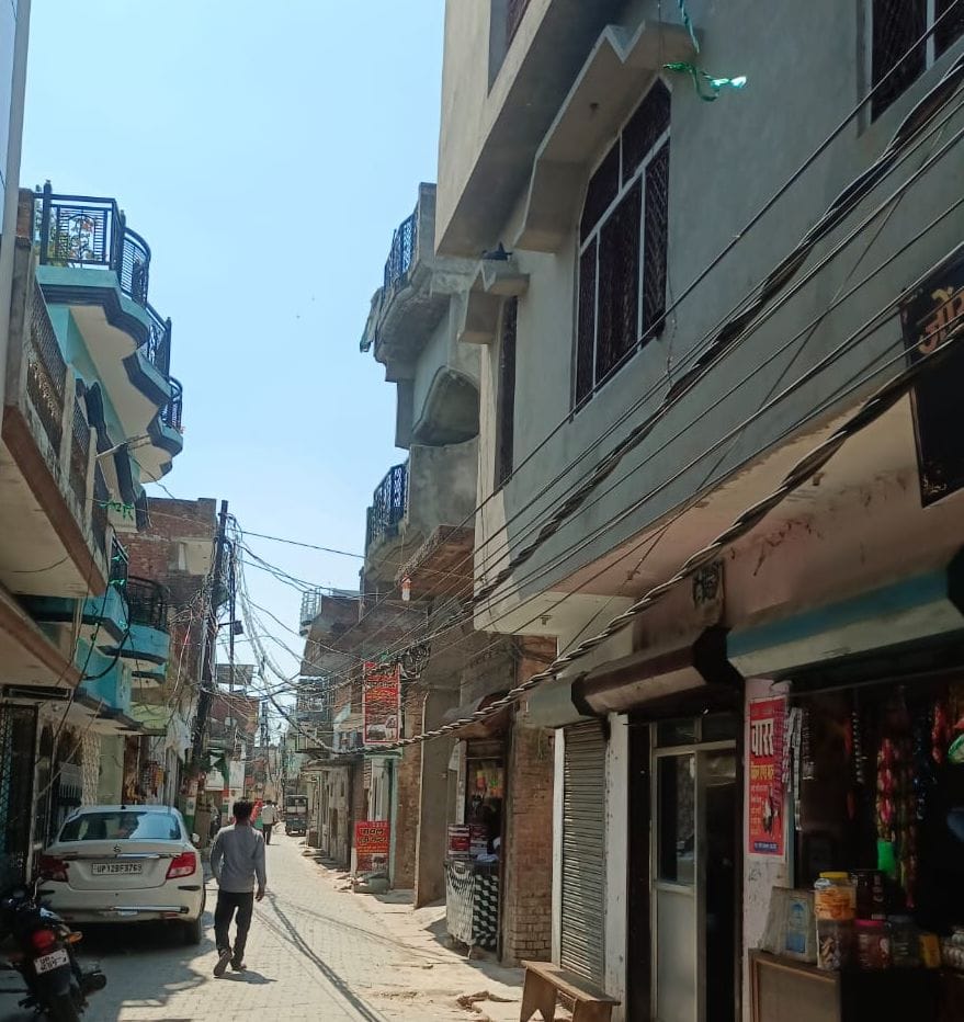 तिलहर की गुरगवां कॉलोनी में नीचे लटक रहे बिजली के तार। संवाद तिलहर की गुरगवां कॉलोनी में नीचे लटक रहे बिजली के तार। संवाद