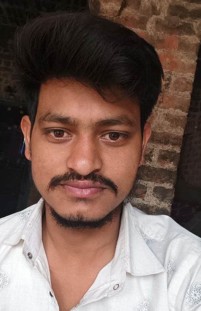 तिलहर की गुरगवां कॉलोनी में नीचे लटक रहे बिजली के तार। संवाद तिलहर की गुरगवां कॉलोनी में नीचे लटक रहे बिजली के तार। संवाद