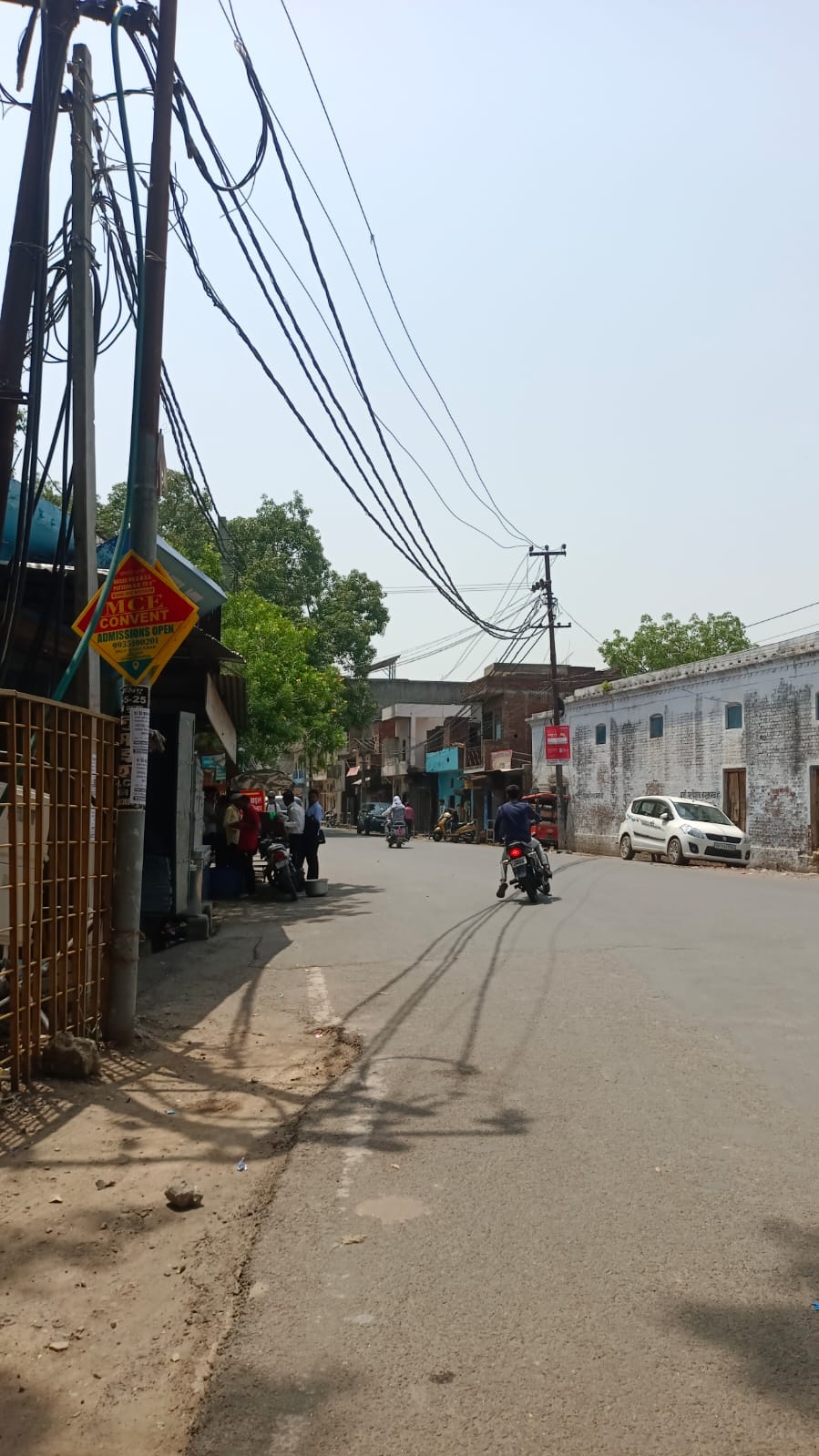 तिलहर की गुरगवां कॉलोनी में नीचे लटक रहे बिजली के तार। संवाद तिलहर की गुरगवां कॉलोनी में नीचे लटक रहे बिजली के तार। संवाद