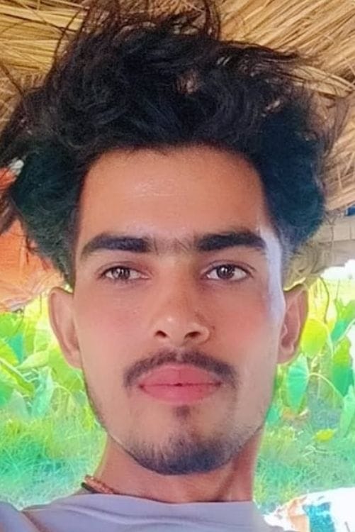 तिलहर की गुरगवां कॉलोनी में नीचे लटक रहे बिजली के तार। संवाद तिलहर की गुरगवां कॉलोनी में नीचे लटक रहे बिजली के तार। संवाद