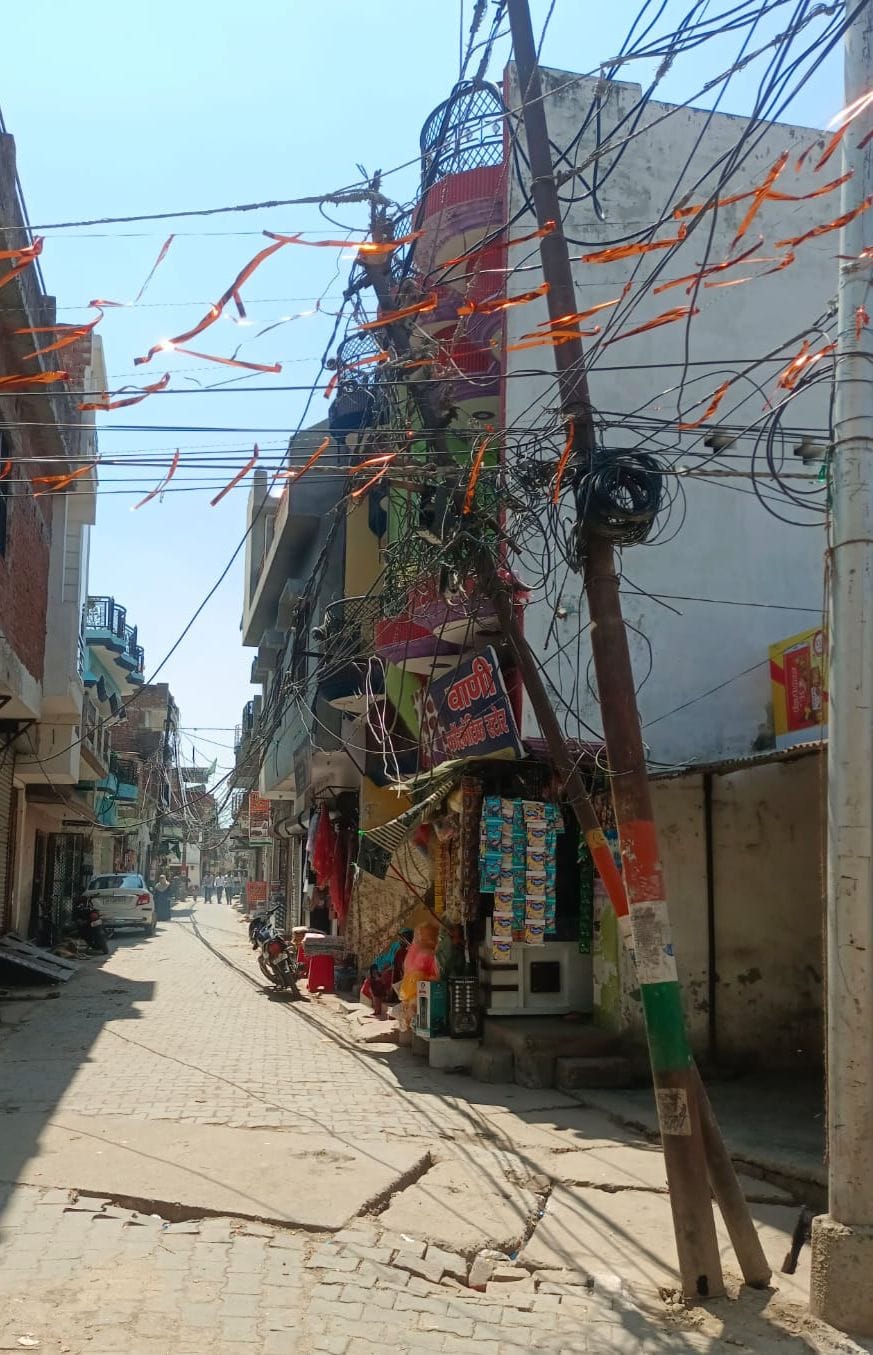 तिलहर की गुरगवां कॉलोनी में नीचे लटक रहे बिजली के तार। संवाद तिलहर की गुरगवां कॉलोनी में नीचे लटक रहे बिजली के तार। संवाद