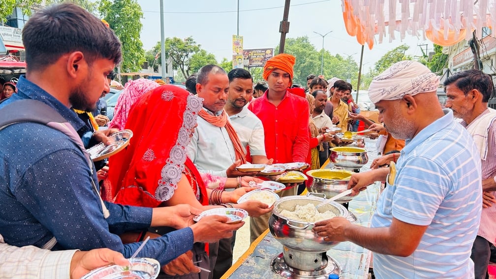 धानेपुर, सीएमओ कार्यालय, एलबीएस चौराहा व टॉमसन स्कूल के पास भंडारे में प्रसाद बांटते श्रद्धालु।