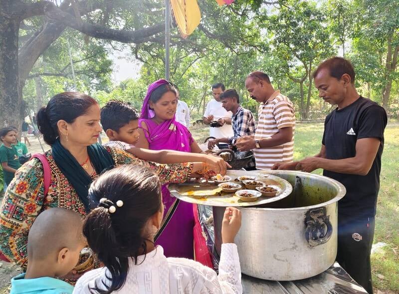 धानेपुर, सीएमओ कार्यालय, एलबीएस चौराहा व टॉमसन स्कूल के पास भंडारे में प्रसाद बांटते श्रद्धालु।