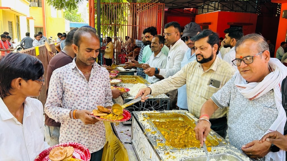 धानेपुर, सीएमओ कार्यालय, एलबीएस चौराहा व टॉमसन स्कूल के पास भंडारे में प्रसाद बांटते श्रद्धालु।