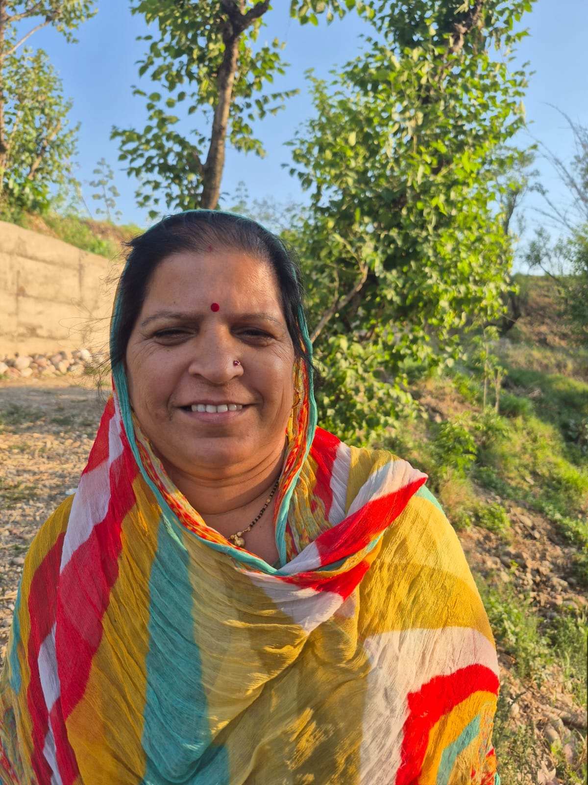ऊहल और लग कडियार पंचायत के लोग खातरी से पानी भरते हुए। संवाद ऊहल और लग कडियार पंचायत के लोग खातरी से पानी भरते हुए। संवाद