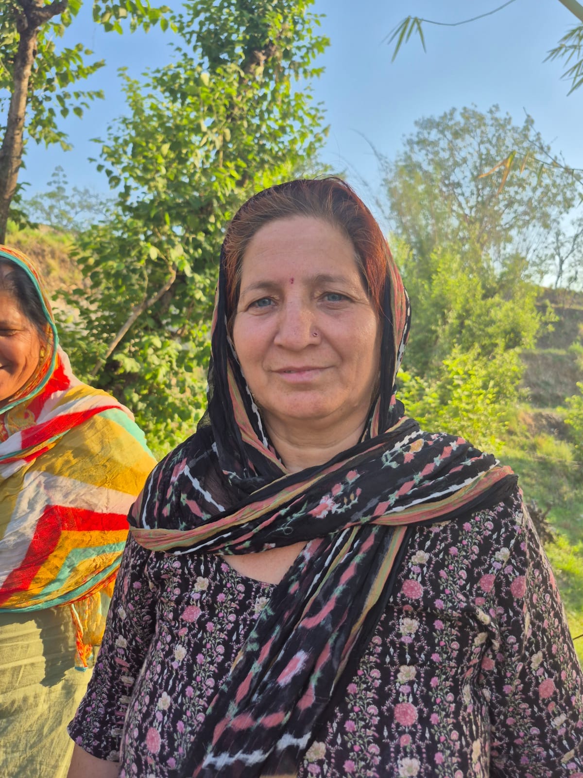 ऊहल और लग कडियार पंचायत के लोग खातरी से पानी भरते हुए। संवाद ऊहल और लग कडियार पंचायत के लोग खातरी से पानी भरते हुए। संवाद