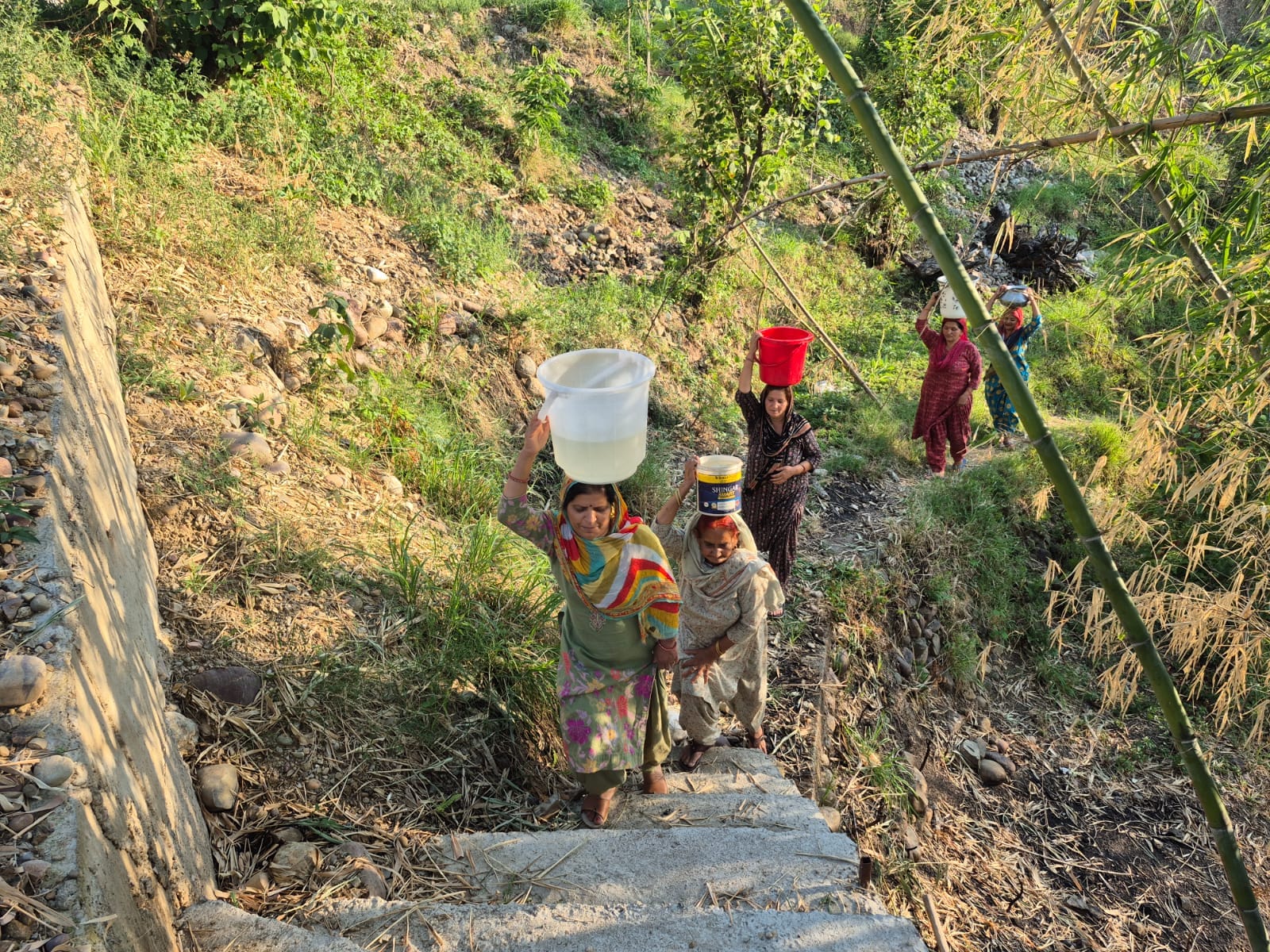 ऊहल और लग कडियार पंचायत के लोग खातरी से पानी भरते हुए। संवाद ऊहल और लग कडियार पंचायत के लोग खातरी से पानी भरते हुए। संवाद