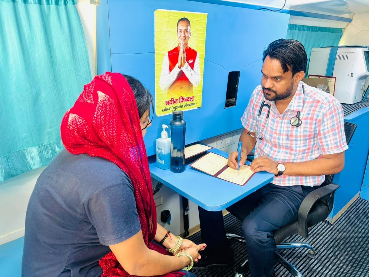 वार्ड नंबर-5 में मोबाइल मेडिकल यूनिट के तहत मरीज की जांच करते चिकित्सक। वार्ड नंबर-5 में मोबाइल मेडिकल यूनिट के तहत मरीज की जांच करते चिकित्सक।