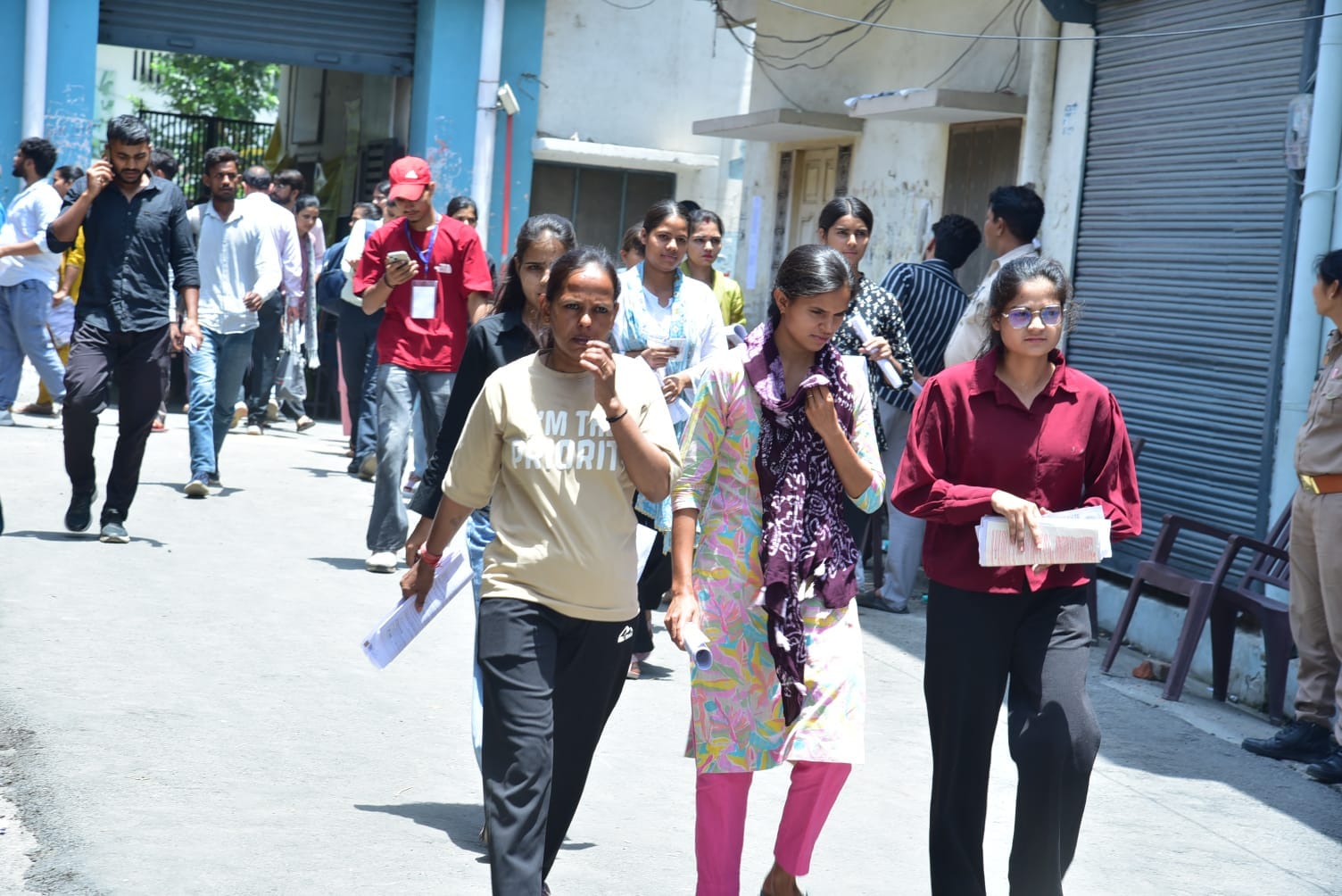 यूपी पुलिस परीक्षा के दौरान तलाशी लेकर अभ्यर्थियों को अंदर भेजते पुलिसकर्मी। संवाद यूपी पुलिस परीक्षा के दौरान तलाशी लेकर अभ्यर्थियों को अंदर भेजते पुलिसकर्मी। संवाद