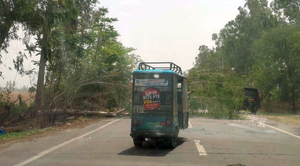 10जेएनडी03-नरवाना क्षेत्र में आंधी के कारण गिरा बिजली का पोल। संवाद