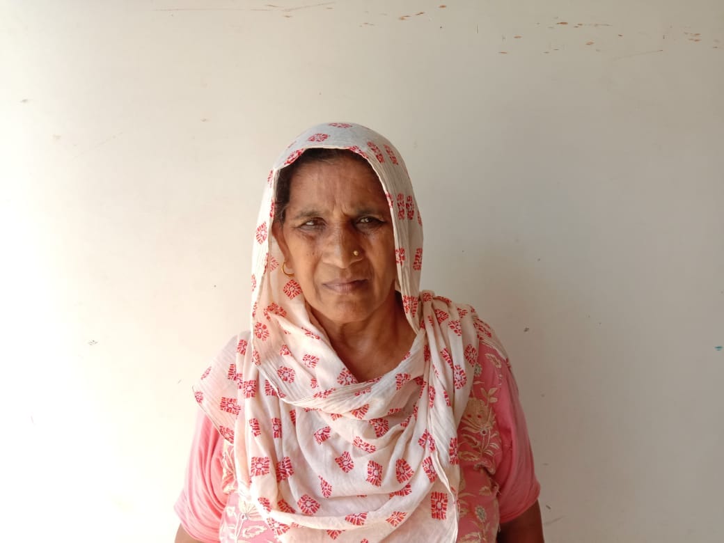 9 जुलाना 01: करसोला गांव में महिलाओं को जागरूक करते स्वास्थ्य विभाग के कर्मचारी। 9 जुलाना 01: करसोला गांव में महिलाओं को जागरूक करते स्वास्थ्य विभाग के कर्मचारी।