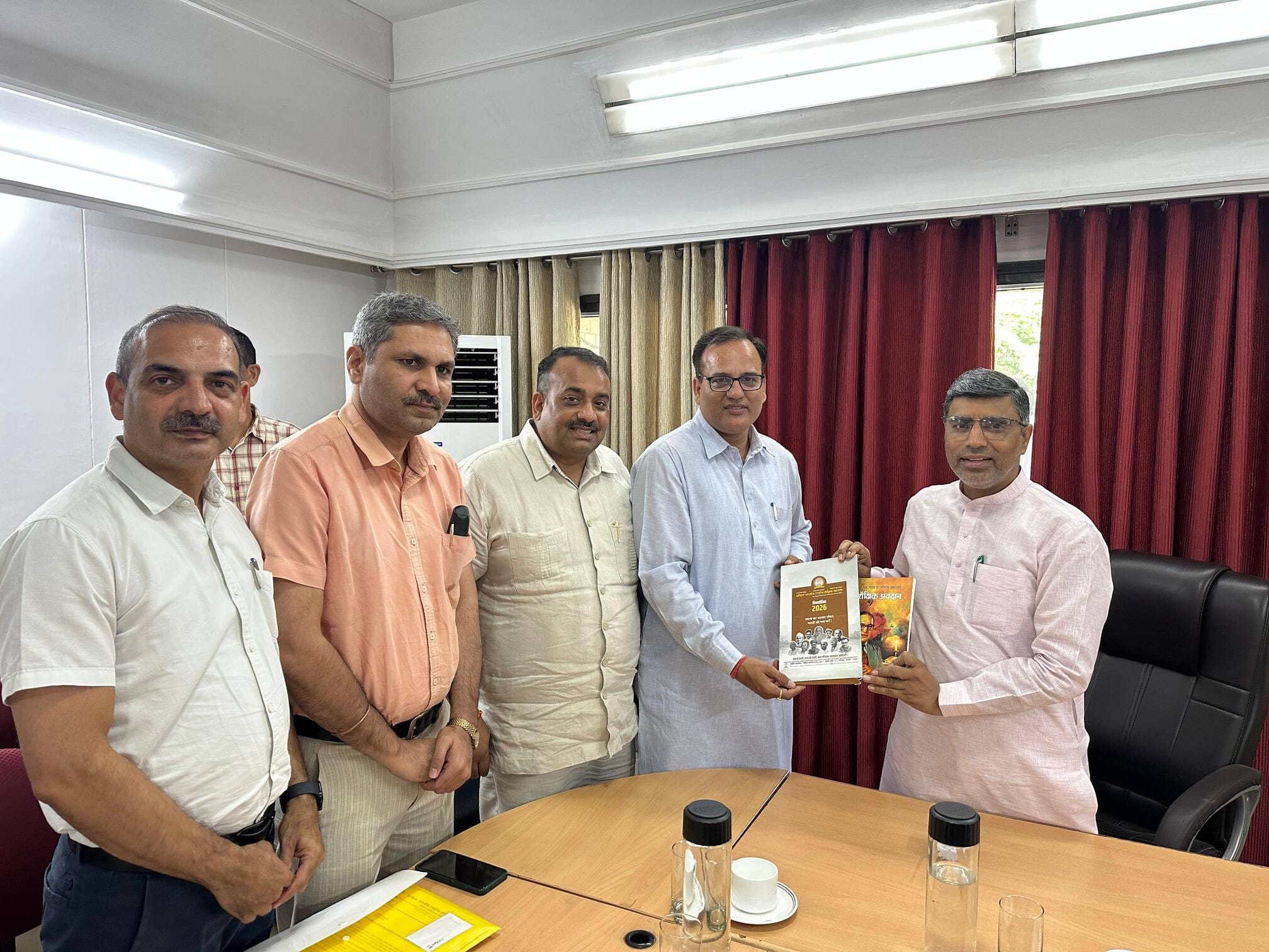 अखिल भारतीयरराष्ट्रीय शैक्षिक महासंघ की टीम के सदस्य शिक्षा मंत्री को सम्मानित करते हुए। अखिल भारतीयरराष्ट्रीय शैक्षिक महासंघ की टीम के सदस्य शिक्षा मंत्री को सम्मानित करते हुए।