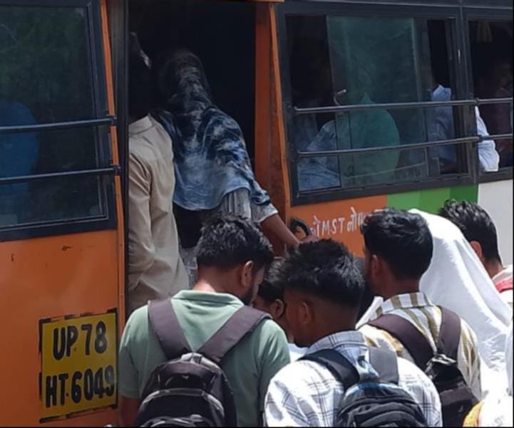 आर्यकन्या पाठशाला में पुलिस भर्ती परीक्षा के लिए लाइन लगाकर प्रवेश करती महिला अभ्यर्थी, स्रोत स आर्यकन्या पाठशाला में पुलिस भर्ती परीक्षा के लिए लाइन लगाकर प्रवेश करती महिला अभ्यर्थी, स्रोत स