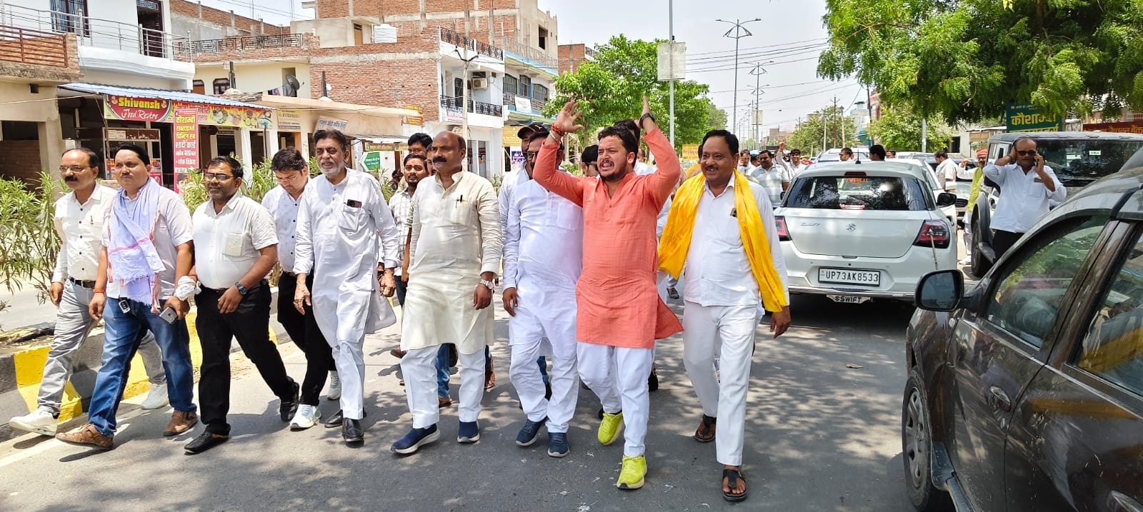 अपर जिलाधिकारी को ज्ञापन सौंपते व्यापार संगठन के लोग। स्रोत: स्वयं अपर जिलाधिकारी को ज्ञापन सौंपते व्यापार संगठन के लोग। स्रोत: स्वयं