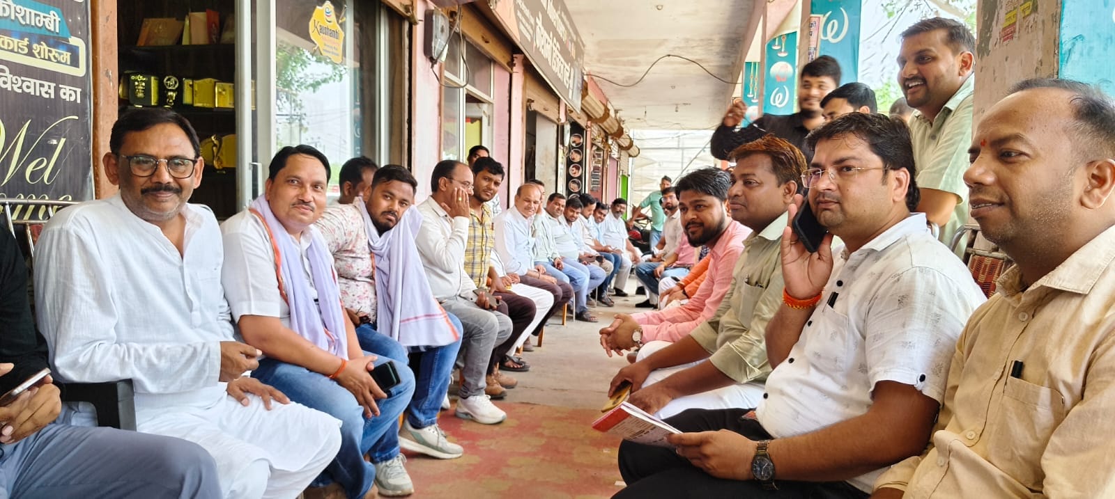 अपर जिलाधिकारी को ज्ञापन सौंपते व्यापार संगठन के लोग। स्रोत: स्वयं अपर जिलाधिकारी को ज्ञापन सौंपते व्यापार संगठन के लोग। स्रोत: स्वयं