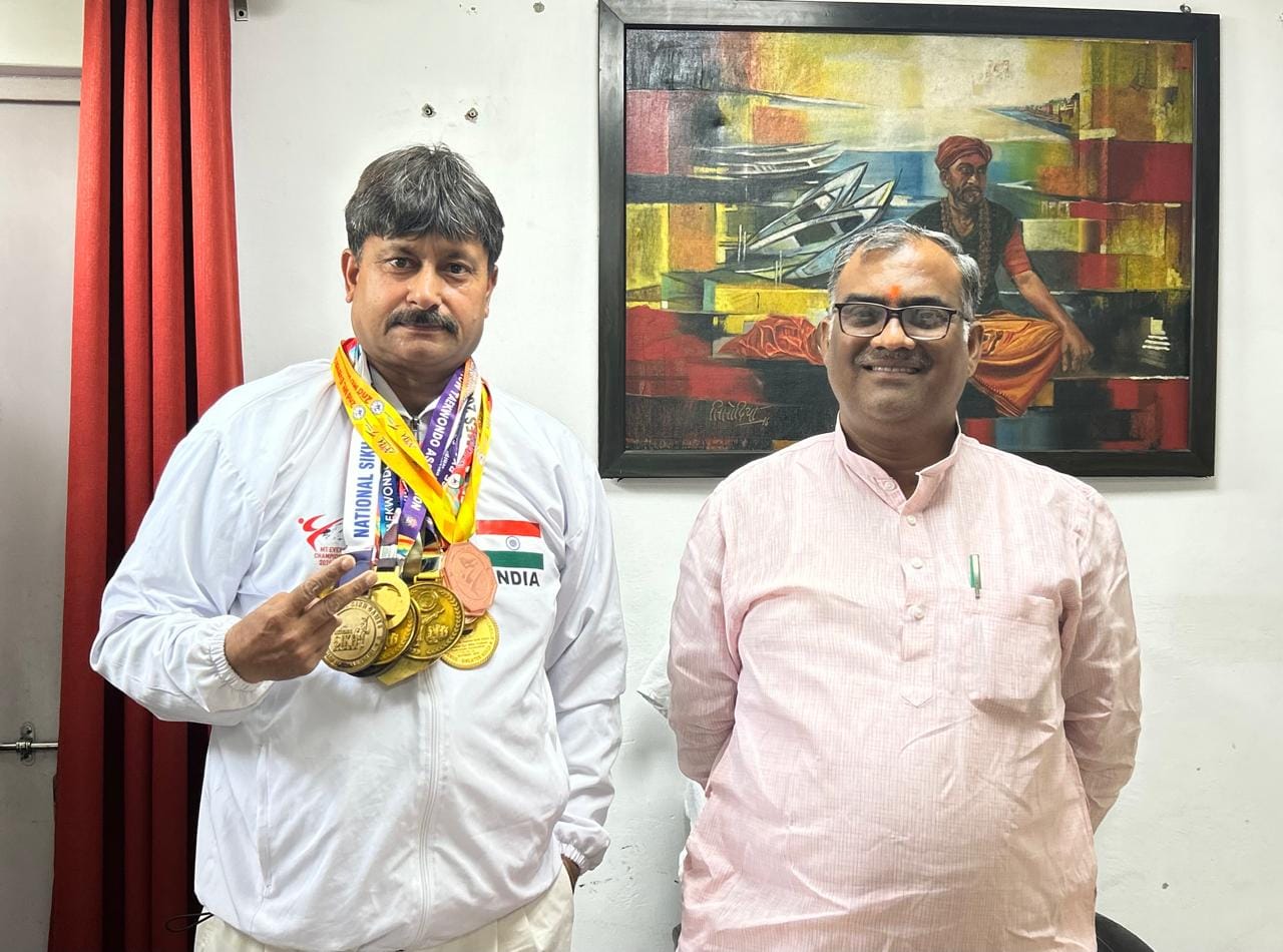 अंतरराष्ट्रीय ताइक्वांडो खिलाड़ी पंकज शर्मा को सम्मानित उत्तर प्रदेश सरकार के खेल मंत्री गिरीश 
