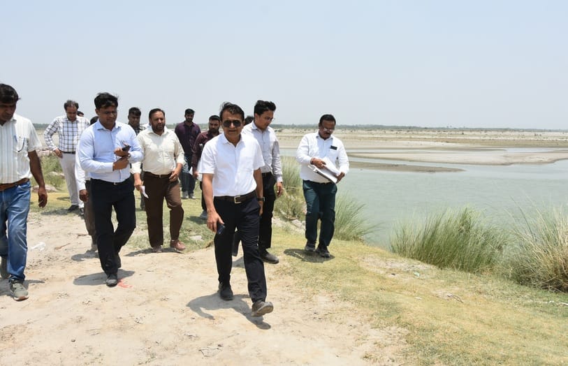 एसटीपी के निरीक्षण के समय शाेधित पानी देखते उपायुक्त डॉ. हरीश कुमार वशिष्ठ। स्रोत : सूचना विभ एसटीपी के निरीक्षण के समय शाेधित पानी देखते उपायुक्त डॉ. हरीश कुमार वशिष्ठ। स्रोत : सूचना विभ