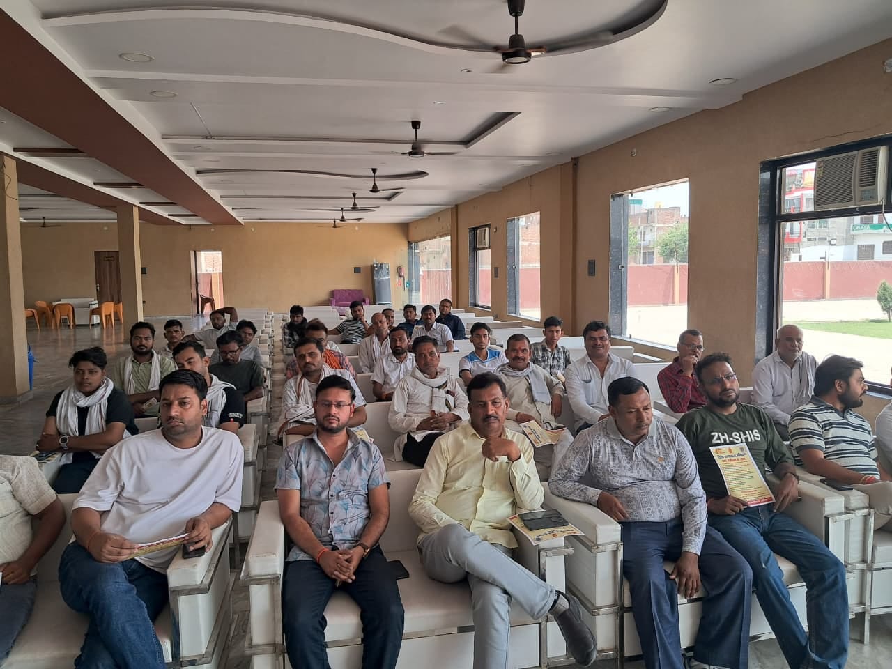 फोटो-04- व्यापारियों से संवाद करते अधिकारी। स्रोत: विभाग फोटो-04- व्यापारियों से संवाद करते अधिकारी। स्रोत: विभाग